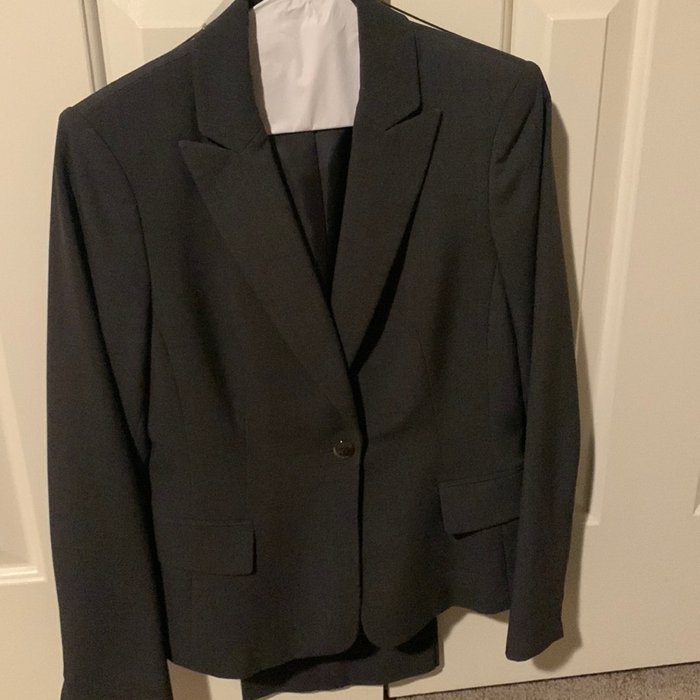 Beautiful dark gray Calvin Klein Suit Size 2 Great Condition
